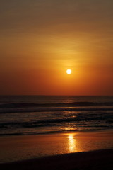 夕焼けに染まったバリ島のビーチ