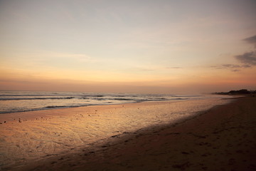 夕焼けに染まった砂浜