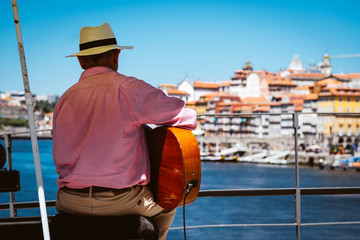 Mann mit Gitarre in Porto