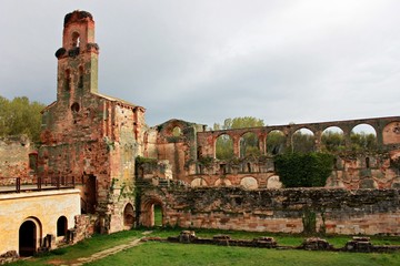 Fototapeta na wymiar Patio interior de un monasterio románico cisterciense recuperado