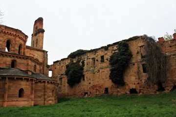 Antiguo monasterio románico cisterciense abandonado invadido por malas hierbas