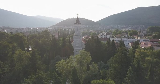 Drohne Aerial Shot von Serbisch Orthodoxer Kirche in Herzegovina