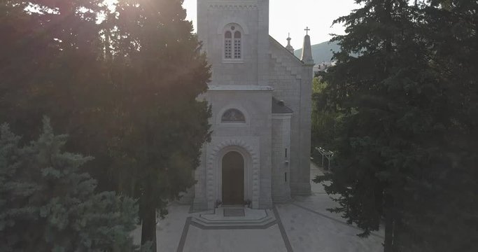 Drohne Aerial Shot von Serbisch Orthodoxer Kirche in Herzegovina