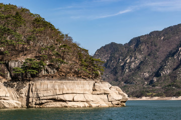 Fototapeta na wymiar rock on the lake