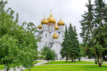 Fototapeta na wymiar Assumption Cathedral in Yaroslavl. Golden ring of Russia