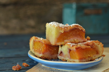 Cake with peaches on a blue plate