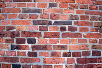 Fototapeta premium Backsteinwand mit verschiedenen Rottönen als Hintergrund