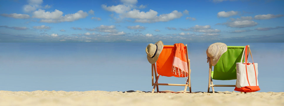 sch&ouml;ner Strand mit bunten Liegest&uuml;hlen