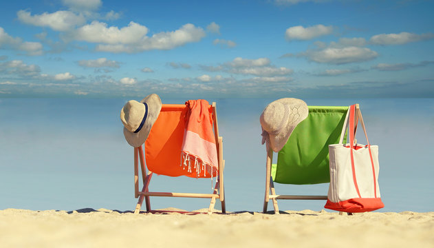 Erholung am Strand - Liegest&uuml;hle im Sand