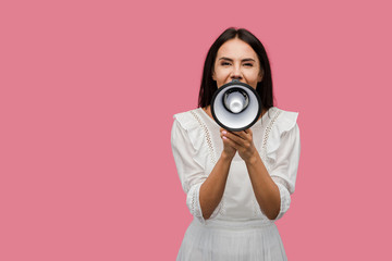 Obraz premium woman screaming in megaphone isolated on pink