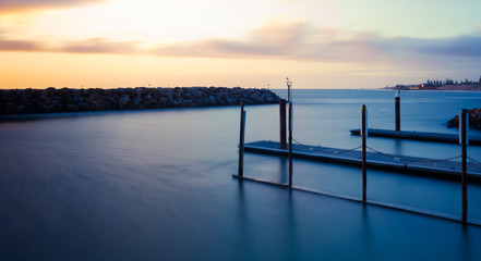 Naklejka premium Sunset over water