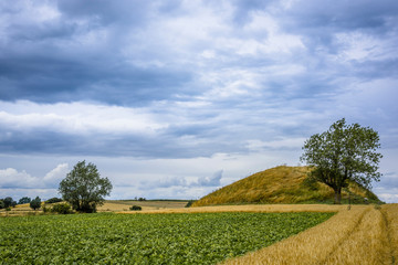 H&uuml;gelgrab auf F&uuml;nen