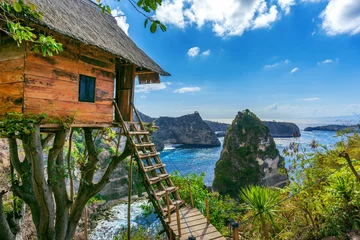 Fototapeten Baumhaus und Diamond Beach auf der Insel Nusa Penida, Bali in Indonesien. © tawatchai1990