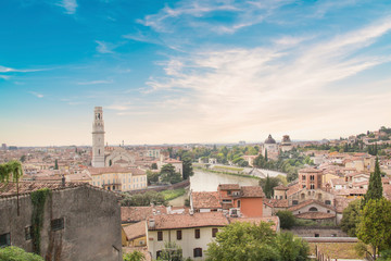 Obraz premium Piękny widok na wieżę Lamberti i Ponte Pietra nad brzegiem rzeki Adige w Weronie we Włoszech