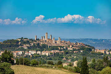 Fototapeta na wymiar view to San Gimignano, old medieval typical Tuscan town with residential towers found therein