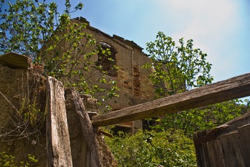 Naklejka premium ruined country house, Turón river