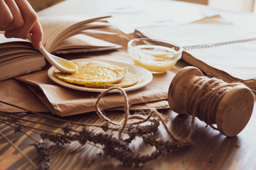 Poppy seed cakes with honey