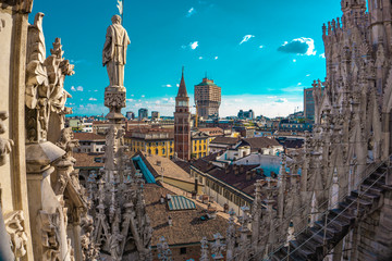 Panoramisch uitzicht op de skyline van de stad gezien vanaf de terrassen van de kathedraal van Milaan