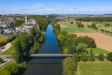 Blick von oben auf Dietkirchen/Deutschland an der Lahn mit der Lubentiuskirche