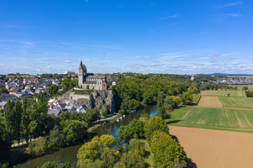 Blick von oben auf Dietkirchen/Deutschland an der Lahn mit der Lubentiuskirche