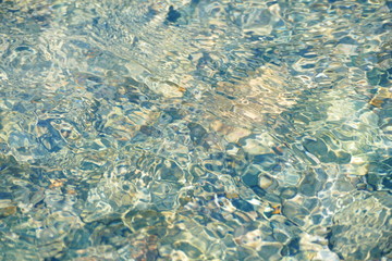 Eau pure transparente provenant du glacier Blanc, Hautes-Alpes, France