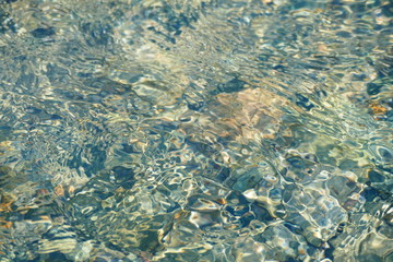 Eau pure transparente provenant du glacier Blanc, Hautes-Alpes, France