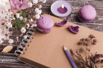 Obraz na płótnie Canvas Open empty craft notebook with bouquet