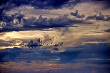 Obraz premium Ciel nuageux coucher de soleil paysage - arrière-plan fond d'écran