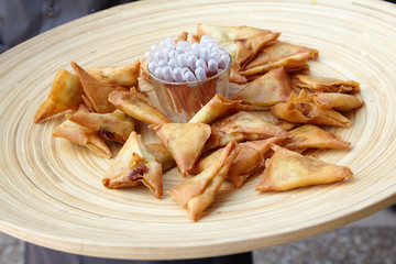 Delicioso plato de samosas. Gastronomía india.