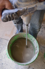 Remont - mieszanie wylewki samopoziomującej w wiadrze © Ewa