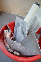 Remont - narzędzia ręczne w wiadrze podczas remontu mieszkania