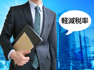 軽減税率を説明する男性ビジネスマン-ビジネスイメージ背景