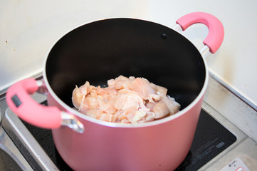 一人暮らしの料理風景_鶏肉 in鍋（Cooking alone living）