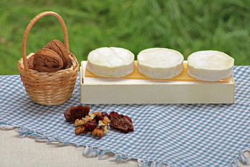 Fromages de chèvre : cabécous, fromage fermier de France.