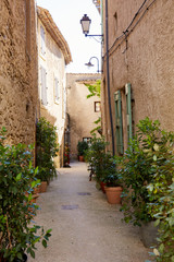 Fototapeta na wymiar French village alleyway in Provence
