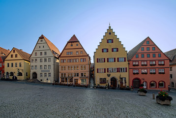 Häuserzeile am Marktplatz der Altstadt von Rothenburg ob der Tauber in Mittelfranken, Bayern, Deutschland 