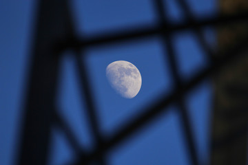 Zunehmender Mond in der Dämmerung mit goldenem Henkel