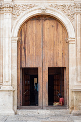 Fototapeta na wymiar Vagabundo sentado en la puerta de la iglesia 