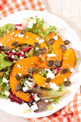 salad with pumpkin slices, lettuce and cheese