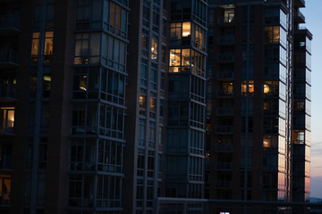 Fototapeta na wymiar modern building at night