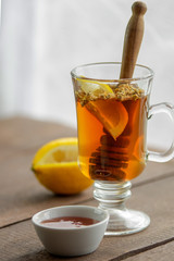 Erkältung und Grippe Zeit Naht, heißer Tee mit Zitrone