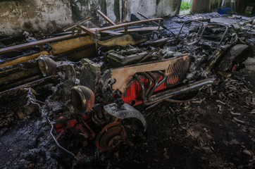 Obraz premium roter ausgebrannter oldtimer von oben