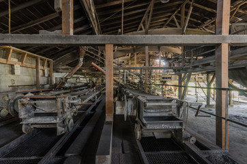 transportsystem auf schienen in einer fabrik