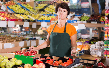 Obraz premium Portrait of adult woman seller in supermarket
