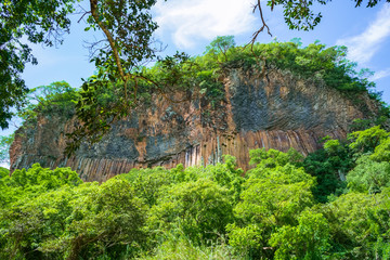 El paisaje de la montaña de piedras es muy bonito.