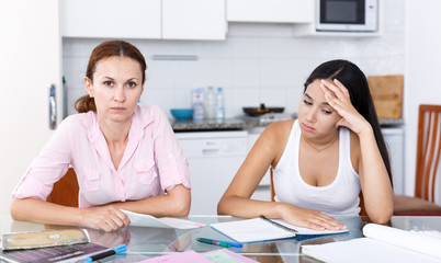 Obraz premium Mother upset about her daughter