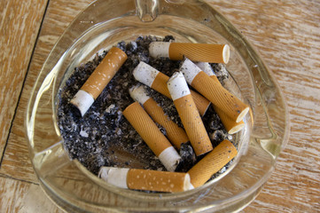 Aschenbecher mit Zigarettenstummeln