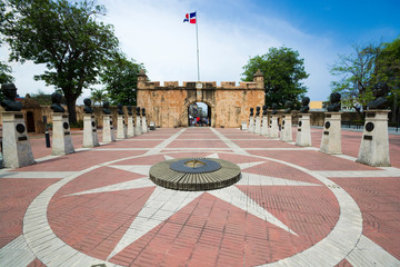 View of Puerta del Conde (Count's Gate) taken from Independence Park and Altar of the Homeland which contains remains of founding fathers of the country, Santo Domingo, Dominican Republic - obrazy, fototapety, plakaty