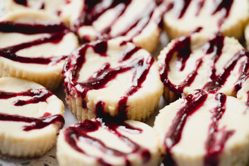 mini cheesecake with berry sauce