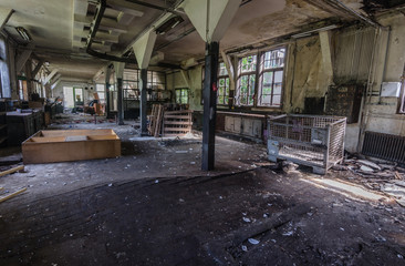 gewellter fussboden in einer fabrikshalle